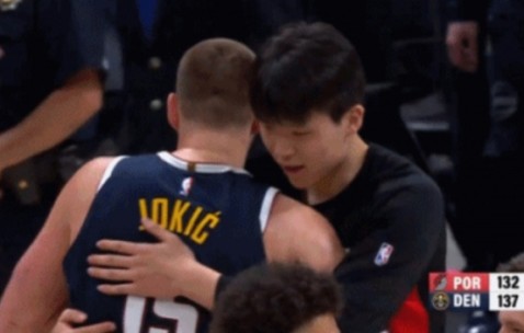 虎扑体育-😁世纪拥抱~约基奇赛后找到了杨瀚森 一个爱的抱抱